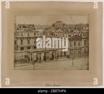 Ruines de la commune 1871. 1871. Les ruines ont brûlé le Palais Royal (vue extérieure), premier quartier, le Louvre Paris.vue pris. Photographie publiée dans l'album 'les ruines de Paris et ses environs, 1870-1871' / p cent photographies Guerre de 1870-1871. Ruines de la commune, 1871. Le Palais Royal incendié (vue supérieure, n°14). Vue levier du Louvre. Paris (Ier arr.). Photo d'Alphonse Liébert (1827-1914), public dans l'album « les ruines de Paris et de ses environs, 1870-1871 » - cent de photographies par Alphonse Liébert, texte par Alfred d'Aunay. Papier aluminé. 1871. Paris, musée C Banque D'Images
