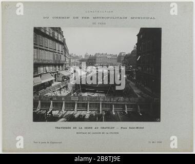 Construction de la ville métropolitaine de Paris, traversée de la Seine à Chatelet - place Saint-Michel, montage de la boîte de la gare à la porte de Clignancourt, 6ème arrondissement, Paris, 31 mai 1906 Metropolitan Railway Construction News de Paris, traversée de la Seine à Chatelet - place Saint-Michel, Montage de la boîte de la gare à la porte de Clignancourt, 31 mai 1906 Construction du chemin de fer métropolitaine municipale de Paris, traversée de la Seine au Châtelet. Place Saint-Michel, montage du caisson de la gare, vers la porte de Clignancourt, Paris (VIème arr.), 31 ma Banque D'Images