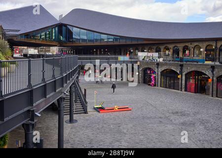 En regardant vers le bas sur Coal drops Yard zone de détail près de Kings Cross à Londres Banque D'Images