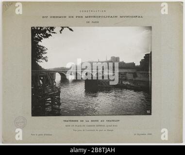 Construction de la ville métropolitaine ferroviaire de Paris, traversant la Seine à Chatelet, mise en œuvre de la boîte centrale (grand bras) tirant la fin du Pont au change, à la porte d'Orléans, 1ère arrondissement, Paris, 14 septembre 1906. Construction de la ville métropolitaine de Paris, traversée de la Seine à Chatelet, mise en œuvre de la boîte centrale (grand bras) tirant la fin du Pont au change, à la porte d'Orléans Construction du chemin de fer tropolitain municipal de Paris, traversée de la Seine au Châtelet, mise en place du caisson central (soutiens-gorge grandioses) vue pry de Banque D'Images