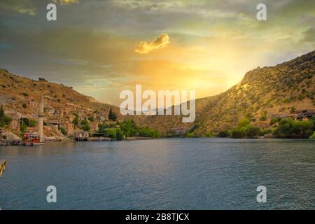 Vieille ville de Halfeti, Sanliurfa, Turquie. La vieille ville de Halfeti submergée sous les eaux montantes. Banque D'Images