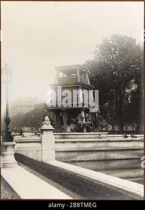 Protection des monuments pendant la guerre de 1914-1918. Observatoire des fontaines protégé par sacs, Jardins du Luxembourg, vue sud, 6ème arrondissement, Paris. Protection des monuments suspendus à la guerre de 1914-1918. Fontaine de l'observatoire protégé par des sacs, jardin du Luxembourg, vue sud. Paris (VIème arr.). Photo de Lucien Solignac. 1914-1918. Paris, musée Carnavalet. Banque D'Images