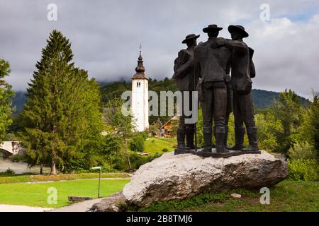 Vue sur le monument à Ribcev Laz commémorant quatre hommes courageux qui ont grimpé la plus haute montagne Triglav en Slovénie en 1778 Banque D'Images