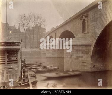 PONT MARIE VU À PIER BOURBON Pont-Marie, vu du quai Bourbon, Paris (IVème arr.). Photo d'Eugène Atget (1857-1927). Paris, musée Carnavalet. Banque D'Images