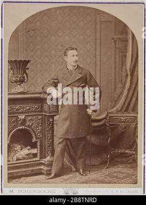 Napoléon Eugene Louis Jean Joseph Bonaparte (1856-1879), le prince impérial Louis Napoléon a dit devant un cabinet. Napoléon Eugène Louis Jean Joseph Bonaparte (1856-1879), prince impérial, dit Louis-Napoléon, devant un meuble. Photo de Michel Schempoche. Rage sur papier alluminé. Vers 1878. Paris, musée Carnavalet. Banque D'Images