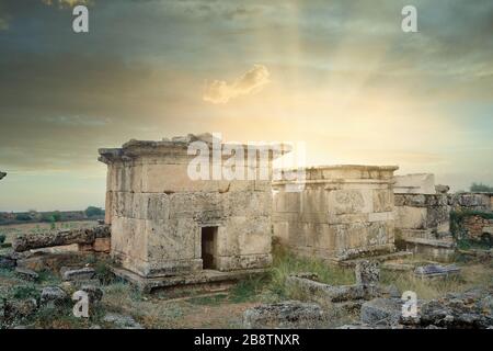 Tombes gladiateurs romains trouvés dans les ruines anciennes de Hiérapolis, Pamukkale, Denizli, Turquie Banque D'Images