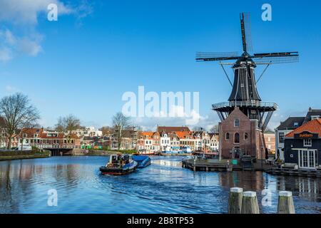 De Adriaan est un moulin à vent à Haarlem, Pays-Bas qui a brûlé en 1932 et a été reconstruit en 2002. Le moulin à vent d'origine date de 1779. Banque D'Images