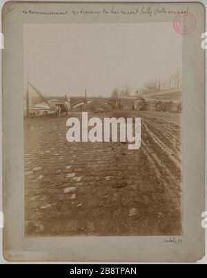 Le début des travaux sur le pont Sully (marché du vin) / octobre 99. Oeuvres du marché viticole, pont Sully, 5ème arrondissement, Paris travaux de la halle aux vins, pont Sully. Paris (Vème arr.), octobre 1899. Photo d'Albert Brichaut. Rage au gélatino-chlorure d'argent, 1899. Paris, musée Carnavalet. Banque D'Images