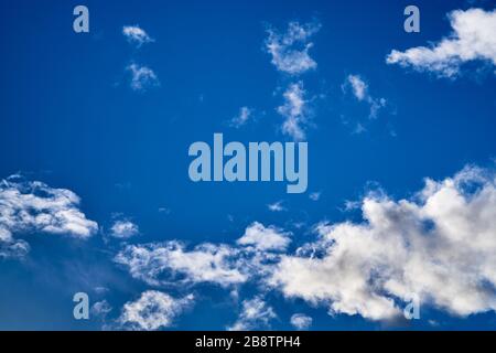 Soft fantastique des nuages blancs sur fond de ciel bleu. Banque D'Images