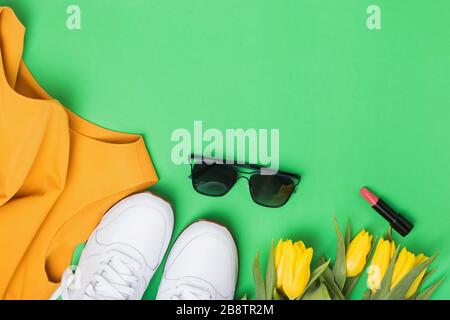 Composition de la pose à plat printanière avec accessoires féminins et tulipes jaunes Banque D'Images