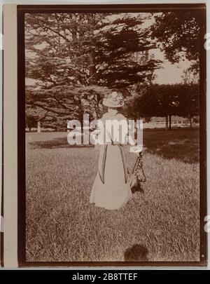 Femme posant dans un parc à Paris. 'Femme posant dans un parc, Paris'. Photographie anonyme. Aristotype. Paris, musée Carnavalet. Banque D'Images