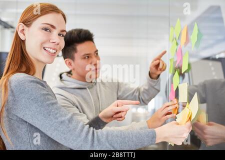 Équipe créative dans l'atelier de brainstorming avec des notes adhésives dans une agence Internet Banque D'Images