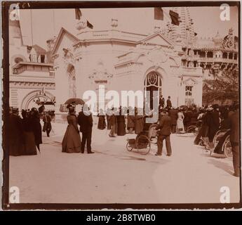 World Expo 1900 West Right Bank, champ de Mars. Le pavillon de la Chambre de Commerce de Paris, la tournée mondiale essentiellement, exposition universelle de 1900, Paris. Exposition universitaire de 1900, rive droite ouest, champ-de-Mars. 'le pavillon de la Chambre de Commerce de Paris, la tournée du monde au fond, Paris'. Photographie anonyme. Aristotype. 1900. Paris, musée Carnavalet. Banque D'Images