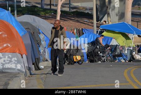 Los Angeles, États-Unis. 23 mars 2020. Un campement sans domicile est illustré à côté de l'Interstate 110 dans le centre-ville de Los Angeles en 2019. Le maire Eric Garcetti a annoncé la semaine dernière un plan pour déplacer 6 000 sans-abri Angelenos dans 42 centres récréatifs Los Angeles a exigé que les gens restent à la maison, sauf pour les besoins essentiels en raison de la pandémie de coronavirus. Un ordre d'hébergement en place a été émis pour l'ensemble de l'État. Photo de Jim Ruymen/UPI crédit: UPI/Alay Live News Banque D'Images