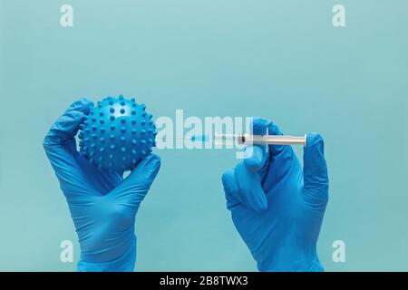 Main dans le gant médical contient la seringue et le modèle abstrait de virus Banque D'Images