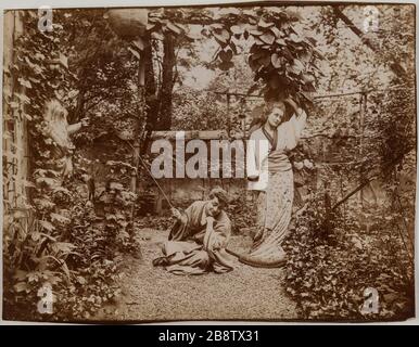 Deux acteurs portent des vêtements traditionnels japonais dans un jardin. Couple d'acteurs porte des fêtes traditionnelles japonnais dans un jardin. Photographie anonyme, vers 1900. Paris, musée Carnavalet. Banque D'Images