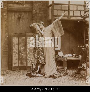 Couple d'acteurs dans les vêtements traditionnels japonais, jeune homme portant un masque. Couple d'acteurs en vêtements traditionnels japonais, jeune homme porte un masque. Photographie anonyme, vers 1900. Paris, musée Carnavalet. Banque D'Images