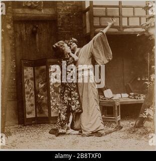 Couple d'acteurs dans les vêtements traditionnels japonais, jeune homme portant un masque. Couple d'acteurs en vêtements traditionnels japonais, jeune homme porte un masque. Photographie anonyme, vers 1900. Paris, musée Carnavalet. Banque D'Images