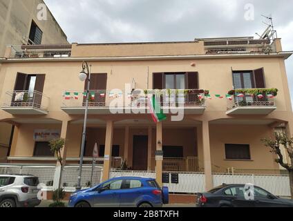 Le drapeau de l'Italie a mis sur les balcons dans le centre-ville pour témoigner de la force que nous devons tous trouver à ce moment de la lutte contre le virus cov Banque D'Images