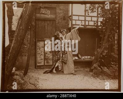 Couple d'acteurs dans les vêtements traditionnels japonais, jeune homme portant un masque. Couple d'acteurs en vêtements traditionnels japonais, jeune homme porte un masque. Photographie anonyme, vers 1900. Paris, musée Carnavalet. Banque D'Images