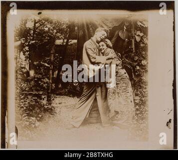 Couple d'acteurs en costume japonais traditionnel embrassant dans un jardin. Couple d'acteurs en costumes traditionnels japonais s'enlaçant dans un jardin. Photographie anonyme, vers 1900. Paris, musée Carnavalet. Banque D'Images