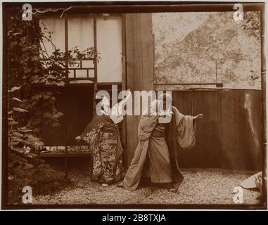 Couple d'acteurs dans les vêtements traditionnels japonais, jeune homme portant un masque. Couple d'acteurs en vêtements traditionnels japonais, jeune homme porte un masque. Photographie anonyme, vers 1900. Paris, musée Carnavalet. Banque D'Images