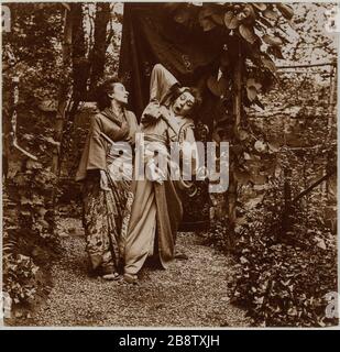 Couple d'acteurs dans des vêtements traditionnels japonais dans un jardin. Couple d'acteurs en habitudes traditionnels japonais dans un jardin. Photographie anonyme, vers 1900. Paris, musée Carnavalet. Banque D'Images