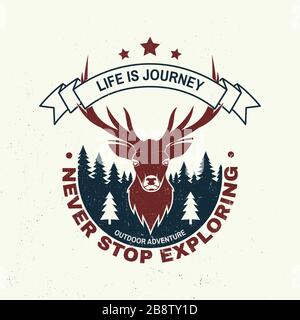 La vie est le voyage. N'arrêtez jamais d'explorer. Aventure en plein air. Illustration vectorielle. Concept pour chemise ou logo, imprimé, timbre ou tee-shirt. Design typographique vintage avec élan, silhouette de paysage forestier Illustration de Vecteur