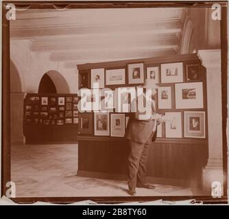 Salle d'exposition, salon de photographie, Grand Palais des Beaux-Arts, Avenue d'Antin, 8ème arrondissement, Paris, 1901. Salle d'exposition, salon de Photographie, Grand Palais des Beaux-Arts, avenue d'Antin. Pzris (VIIIème arr.), 1901. Rage au gélatino-chlorure. Paris, musée Carnavalet. Banque D'Images