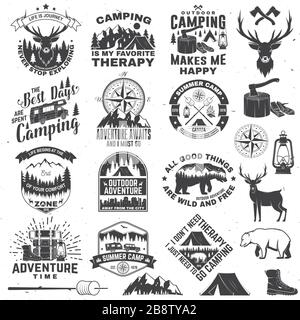 Jeu de symboles de citations d'aventure en plein air. Vecteur. Concept pour chemise ou logo, imprimé, timbre ou tee-shirt. Décoration vintage avec bottes de randonnée, tente de camping, lanterne, hache, montagnes, ours, cerf, silhouette de forêt Illustration de Vecteur