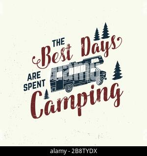 Les meilleurs jours sont consacrés au camping. Illustration vectorielle. Concept pour chemise, logo, imprimé, timbre ou tee-shirt. Design typographique vintage avec bande-annonce de camping et silhouette de forêt. Devis pour l'aventure en plein air Illustration de Vecteur