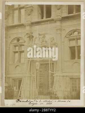 Installation de la statue de haut-relief d'Henry IV en 1838 sur le tympan de la porte centrale de l'Hôtel de Ville, 4ème arrondissement, Paris. Le Marais. Installation de la statue en haut relief d'Henri IV sur la tympan de la porte centrale de l'Hôtel de Ville, Paris (IVème arr.), 1838. Paris, musée Carnavalet. Banque D'Images