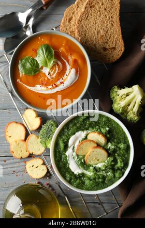 Soupes de pommes de terre douces et de crème de brocoli sur fond en bois, vue de dessus Banque D'Images