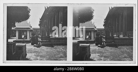 Wat Phra Kaew (connu officiellement sous le nom de Wat Phra Sri Rattana Satsadaram) à Bangkok – Temple du Bouddha d'émeraude. Il est considéré comme le temple bouddhiste le plus important de Thaïlande. Lion gardien de bronze dans le fron de l'Ubosot. Photographie stéréoscopique d'environ 1910. Photographie sur la plaque de verre sèche de la collection Herry W. Schaefer. Banque D'Images