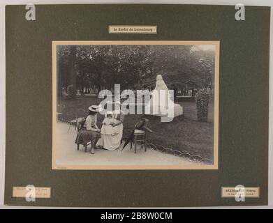Le jardin du Luxembourg // près de la statue de George Sand / Août 1906. Femmes et enfants assis près de la statue de George Sand dans les Jardins du Luxembourg, 6ème arrondissement, Paris femmes et enfant assis près de la statue de George Sand au jardin du Luxembourg. Paris (Vie arr. ). Août 1906. Photo de Séeberger Frères. Rage au gélatino-bromure d’argent. Paris, musée Carnavalet. Banque D'Images