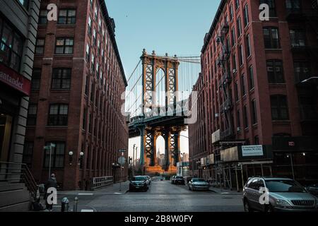 Vue sur le pont de Brooklyn depuis Washington Street Banque D'Images