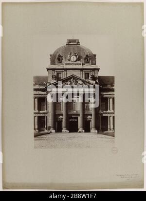 Ecole Supérieure de guerre (Ecole militaire) / Pavillon central, façade sud / 1902 vue de l'extérieur du pavillon central de l'Ecole militaire, 7ème arrondissement, Paris vue de la façade extérieure du pavillon central de l'Ecole militaire, Paris (VIIarr.). Photographie anonyme. 1902. Rage sur papier alluminé. Paris, musée Carnavalet. Banque D'Images