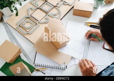 Vue de dessus du concepteur de l'emballage du lieu de travail. Banque D'Images