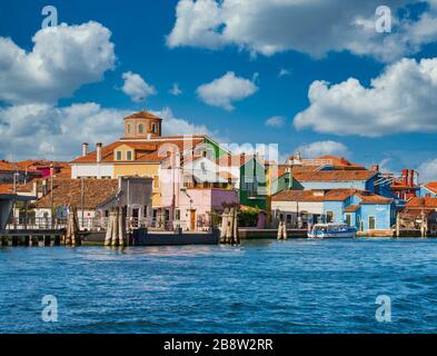 Bâtiments colorés sur le bord de Burano Banque D'Images