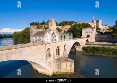 Vue aérienne du Palais des Papes d'Avignon et du Pont d'Avignon (Pont d'Avignon ou Pont Saint-Bénézet), classés au patrimoine mondial par l'UNE Banque D'Images