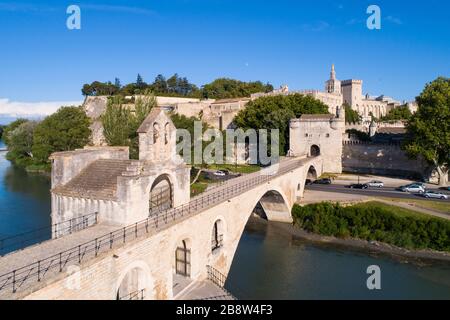 Vue aérienne du Palais des Papes d'Avignon et du Pont d'Avignon (Pont d'Avignon ou Pont Saint-Bénézet), classés au patrimoine mondial par l'UNE Banque D'Images