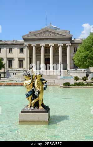 Chériubs d'or Sculpture baroque et fontaine devant le Palais de Justice ou les tribunaux Marseille Provence France Banque D'Images