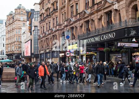 LONDRES, Royaume-Uni - 20 mars 2020 : une foule de personnes à Piccadilly Circus. Casino. Banque D'Images