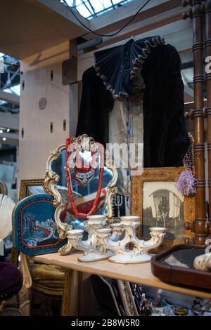 Londres, Royaume-Uni - 13 février 2020 marché aux puces Spitalfields. Perles de corail rouge sur un miroir dans un vieux cadre, vieilles photos dans des cadres. Banque D'Images