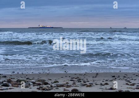 La côte de la mer Baltique, de petites vagues sur la mer, s'approche des bateaux Banque D'Images