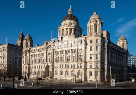 Le Port de Liverpool Building à George's Pier Head à Liverpool, l'un des trois grâces Banque D'Images