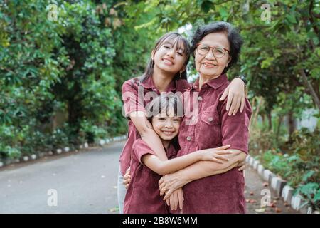 togethness de grand-mère avec deux petites-filles s'amuser et jouer dans le parc Banque D'Images