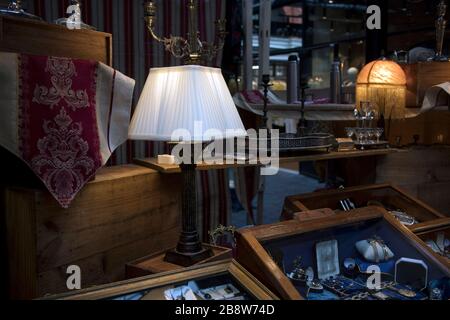 Londres, Royaume-Uni - 13 février 2020 marché aux puces Spitalfields. Lampe de table blanche et bijoux dans les tiroirs Banque D'Images