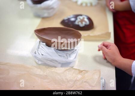 Fabrication de chocolat. Fabrication d'œufs de pâques au chocolat. Usine de chocolat. Banque D'Images