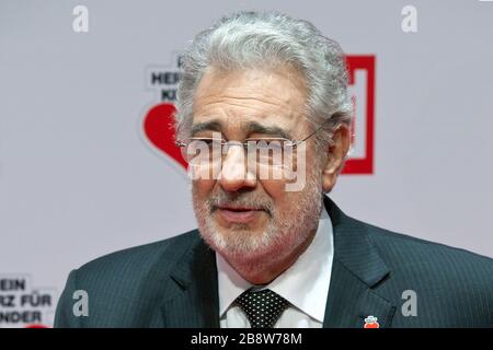 Berlin, Allemagne. 23 mars 2020. Placido DOMINGO est tombé malade avec Corona. Photo d'archive: La chanteuse d'opéra Placido DOMINGO (ESP) gala de don de télévision "un coeur pour les enfants" à Berlin, Allemagne, le 15 décembre 2012. ? Sven Simon Fotoagentur GmbH & Co. Press photo KG # Prinzess-Luise-Str 41 # 45479 M uelheim/R uhr # Tél 0208/9413250 # Fax. 0208/9413260 # GLS Bank # BLZ 430 609 67 # KTO. 4030 025 100 # IBAN DE75 4306 0967 4030 0251 00 # BIC GENODEM1GLS # WWW.SVENSIMON.NET. | utilisation dans le monde crédit: dpa/Alay Live News Banque D'Images